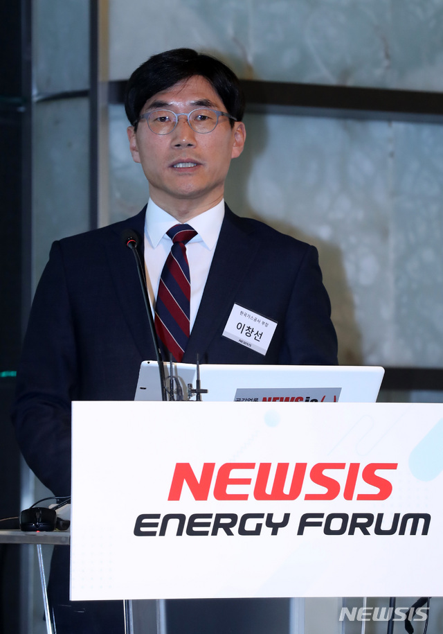 【서울=뉴시스】이영환 기자 = 이창선 한국가스공사 LNG벙커링부장이 25일 오전 서울 중구 플라자호텔 다이아몬드홀에서 열린 '제1회 뉴시스 에너지포럼'에 참석해 혁신사례 발표를 하고 있다. 2019.03.25. 20hwan@newsis.com