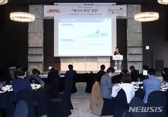 【서울=뉴시스】이영환 기자 = 이창선 한국가스공사 LNG벙커링부장이 25일 오전 서울 중구 플라자호텔 다이아몬드홀에서 열린 '제1회 뉴시스 에너지포럼'에 참석해 혁신사례 발표를 하고 있다. 2019.03.25. 20hwan@newsis.com