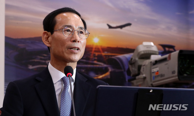 【서울=뉴시스】홍효식 기자 = 최정호 국토교통부 장관 후보자가 25일 서울 여의도 국회 본청 국토교통위원회 회의실에서 열린 인사청문회에서 의원들 질의에 답변하고 있다. 2019.03.25. yesphoto@newsis.com