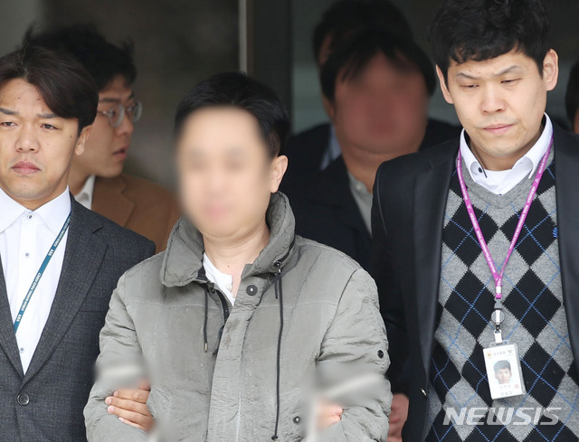 [서울=뉴시스] 탈세 의혹을 받는 서울 강남의 클럽 '아레나' 실소유주 강모씨와 사장 임모씨가 지난 2019년 3월25일 오전 서초구 서울중앙지법에서 열린 구속 전 피의자 심문(영장실질심사)에 출석 후 법원을 나서고 있다. 2019.03.25.&nbsp; bluesoda@newsis.com