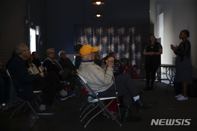 【산타아나=AP/뉴시스】지난 2월19일 미국 캘리포니아주 산타아나의 버드&블룸 대마조제소에서 은퇴한 노인들이 제품 설명을 듣고 있다. 2019.03.25.