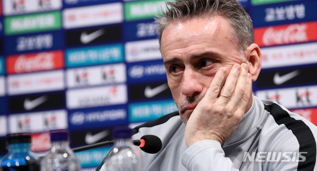 【파주=뉴시스】 고범준 기자 = 대한민국 축구 국가대표팀 파울루 벤투 감독이 콜롬비아와 A매치 평가전을 하루 앞둔 25일 오후 경기도 파주 NFC(축구국가대표 트레이닝센터)에서 열린 공식기자회견에서 생각에 잠겨 있다. 2019.03.25.&nbsp; bjko@newsis.com
