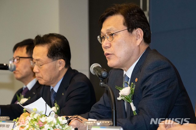 【서울=뉴시스】최종구 금융위원장이 25일 대구 신용보증기금 본사에서 열린 은행권 사회공헌사업 업무협약식에 참석해 모두발언을 하고 있다. 2019.03.25. (사진=금융위원회 제공) photo@newsis.com