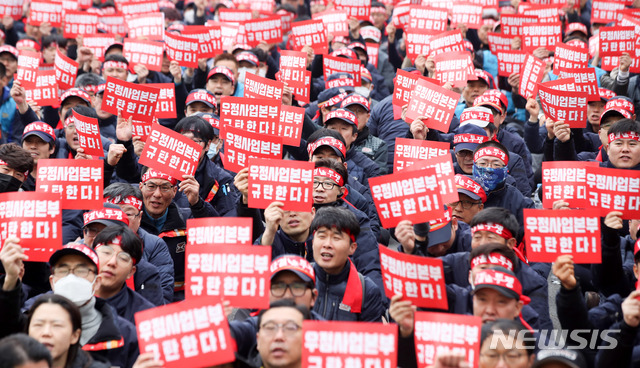 【서울=뉴시스】김선웅 기자 = 전국택배연대노동조합 소속 우체국 택배노동자들이 25일 오후 서울 청와대 사랑채 앞에서 우정사업본부를 규탄하는 집회를 열고 단체협약 이행 및 택배노동자 처우 개선을 촉구하고 있다. 2019.03.25. mangusta@newsis.com