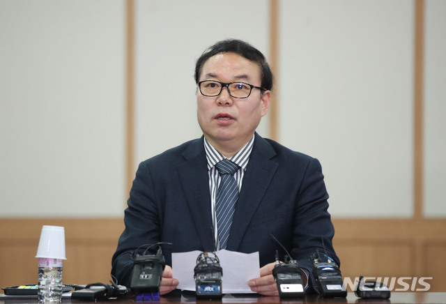 【과천=뉴시스】김진아 기자 = 정한중 검찰 과거사위원회 위원장 대행이 25일 오후 경기 과천시 정부과천청사 법무부에서 열린 과거사위원회 회의에서 김학의 전 법무부 차관의 출국 시도 문제 등에 관한 발언을 하고 있다. 2018.03.25.&nbsp; bluesoda@newsis.com