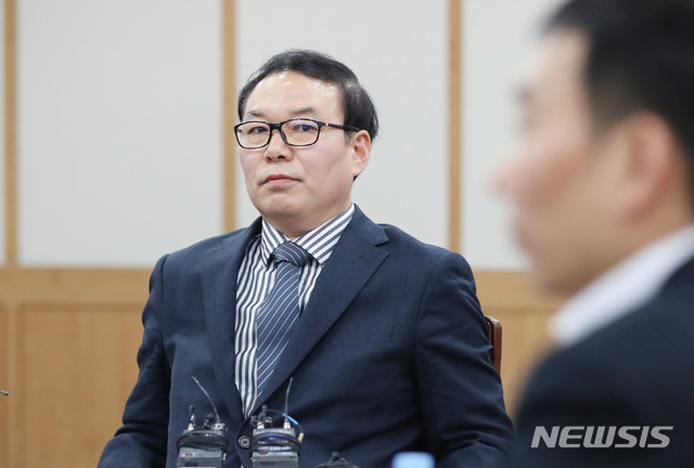 【과천=뉴시스】김진아 기자 = 정한중 검찰 과거사위원회 위원장 대행이 25일 오후 경기 과천시 정부과천청사 법무부에서 열린 과거사위원회 회의에서 김학의 전 법무부 차관의 출국 문제 등에 관한 발언 후 장내 정리를 기다리고 있다. 2018.03.25. bluesoda@newsis.com