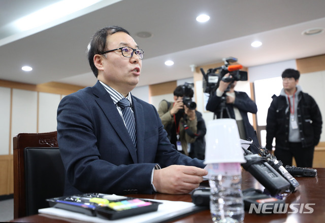 【과천=뉴시스】김진아 기자 = 정한중 검찰 과거사위원회 위원장 대행이 25일 오후 경기 과천시 정부과천청사 법무부에서 열린 과거사위원회 회의에서 김학의 전 법무부 차관의 출국 문제 등에 관한 발언을 하고 있다. 이날 법무부 과거사위원회는 특수강간과 뇌물 수수, 수사 외압 등 김학의 전 법무부 차관의 의혹들에 대해 재수사를 권고하는 방안을 논의한다. 2018.03.25. bluesoda@newsis.com