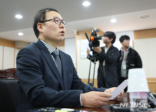 【과천=뉴시스】김진아 기자 = 정한중 검찰 과거사위원회 위원장 대행이 25일 오후 경기 과천시 정부과천청사 법무부에서 열린 과거사위원회 회의에서 김학의 전 법무부 차관의 출국 문제 등에 관한 발언을 하고 있다. 2018.03.25. bluesoda@newsis.com
