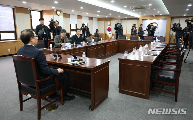 【과천=뉴시스】김진아 기자 = 정한중 검찰 과거사위원회 위원장 대행이 25일 오후 경기 과천시 정부과천청사 법무부에서 열린 과거사위원회 회의에서 김학의 전 법무부 차관의 출국 문제 등에 관한 발언을 하고 있다. 이날 법무부 과거사위원회는 특수강간과 뇌물 수수, 수사 외압 등 김학의 전 법무부 차관의 의혹들에 대해 재수사를 권고하는 방안을 논의한다. 2018.03.25. bluesoda@newsis.com