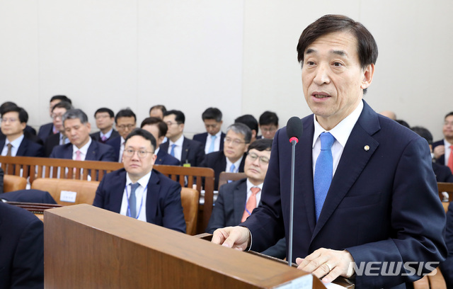 【서울=뉴시스】이종철 기자 = 25일 서울 여의도 국회에서 열린 기획재정위원회 전체회의에 출석한 이주열 한국은행 총재가 업무보고를 하고 있다. 2019.03.25. jc4321@newsis.com
