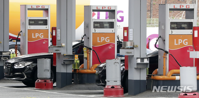 【서울=뉴시스】최진석 기자 = 일반인의 액화석유가스(LPG)차량 구매 가능일을 하루 앞둔 25일 오후 서울 한 충전소에서 LPG차량이 충전을 하고 있다. 26일부터 일반인도 액화석유가스(LPG)차량을 구매할 수 있게 된다. 휘발유차량이나 경유차량을 LPG차량으로 개조하는 일도 가능해진다. 산업통상자원부는 이날 "수송용 LPG 연료 사용 제한을 폐지하는 '액화석유가스의 안전관리 및 사업법 일부개정법률이 26일 공포, 시행된다"며 이렇게 밝혔다. 이에 따라 일반인도 LPG차량을 자유롭게 매매할 수 있게 된다. 새 LPG차량은 물론 중고차 구매도 가능하다. 기존에 보유한 휘발유·경유차량을 LPG차량으로 개조해도 된다. 2019.03.25. myjs@newsis.com