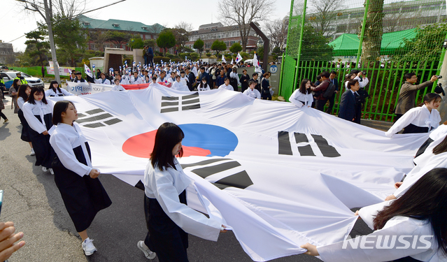 【광주=뉴시스】류형근 기자 = 3·1만세운동과 대한민국입시정부 수립 100주년을 기념하는 '독립의 횃불 전국 릴레이 광주행사'가 진행되는 가운데, 지난달 25일 오후 광주 남구 수피아자고등학교 운동장에서 펼쳐진 가운데 학생들이 대형 태극기를 앞세우고 100년전 만세운동을 재현하고 있다. 2019.03.25.  hgryu77@newsis.com