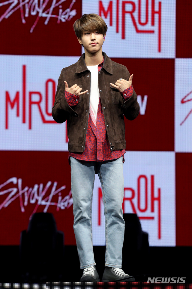 【서울=뉴시스】김병문 수습기자 = 스트레이 키즈 한이 25일 오후 서울 광진구 예스24라이브홀에서 열린 새미니앨범 '클레 원 : 미로' 쇼케이스에서 포즈를 취하고 있다. 2019.03.25. dadazon@newsis.com