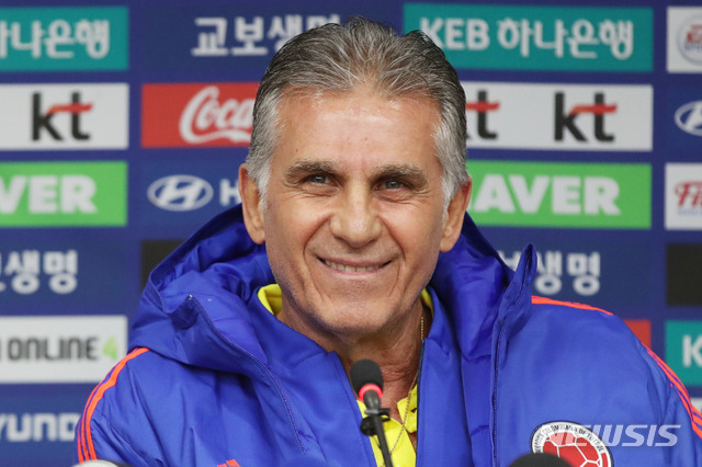 【서울=뉴시스】박미소 수습기자 = 콜롬비아 축구 국가대표팀 카를루스 케이로스 감독이 한국과 A매치 평가전을 하루 앞둔 25일 오후 서울 마포구 서울월드컵경기장에서 열린 기자회견에서 활짝 웃고 있다. 2019.03.25.&nbsp; misocamera@newsis.com