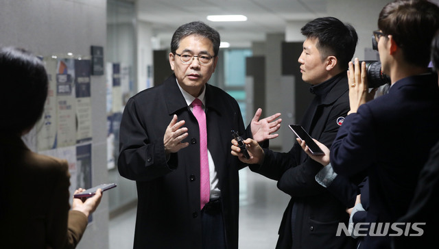 【서울=뉴시스】홍효식 기자 = 법무부 산하 검찰과거사위원회가 '김학의 사건'에 대해 재수사를 권고, 이와 함께 박근혜 정부 시절 청와대 민정수석이었던 자유한국당 곽상도 의원에 대해서도 직권남용 권리행사 방해 혐의로 권고한 가운데 25일 오후 서울 여의도 국회 의원회관에서 곽 의원이 취재진 질문에 답하고 있다. 2019.03.25. yesphoto@newsis.com