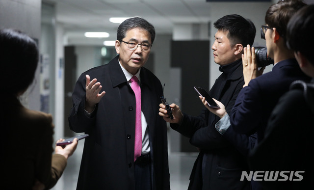 【서울=뉴시스】홍효식 기자 = 법무부 산하 검찰과거사위원회가 '김학의 사건'에 대해 재수사를 권고, 이와 함께 박근혜 정부 시절 청와대 민정수석이었던 자유한국당 곽상도 의원에 대해서도 직권남용 권리행사 방해 혐의로 권고한 가운데 25일 오후 서울 여의도 국회 의원회관에서 곽 의원이 취재진 질문에 답하고 있다. 2019.03.25.&nbsp; yesphoto@newsis.com