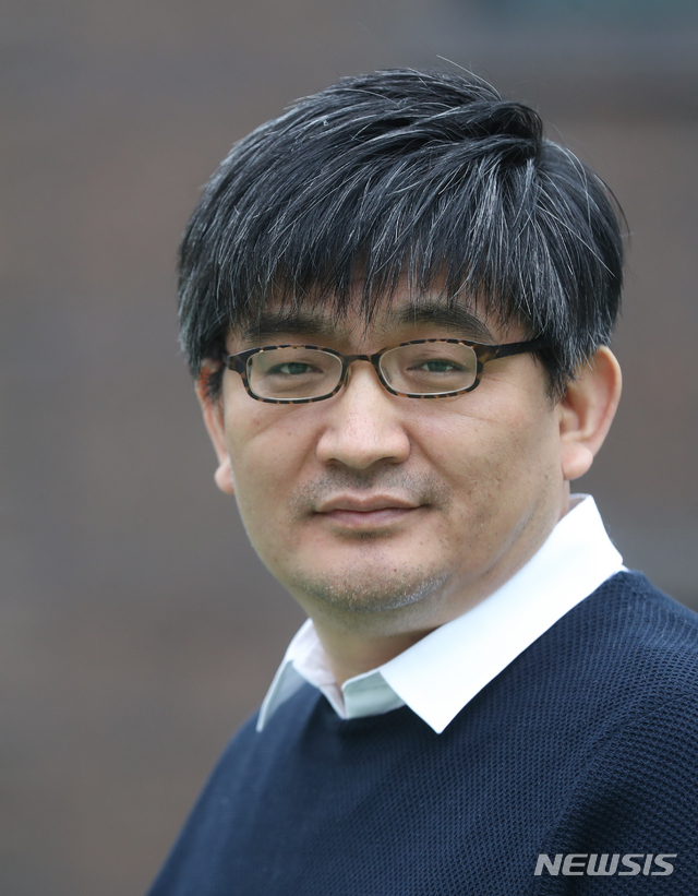 [서울=뉴시스] 조수정 기자 = 작사가 박창학이 20일 오후 서울 영등포구 작업실에서 뉴시스와 인터뷰에 앞서 포즈를 취하고 있다. 작사가 박창학은 오는 5월 재공연하는 뮤지컬 '안나 카레니나'에 참여한다. chocrystal@newsis.com