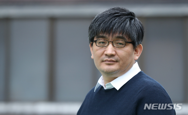 【서울=뉴시스】조수정 기자 = 작사가 박창학이 20일 오후 서울 영등포구 작업실에서 뉴시스와 인터뷰에 앞서 포즈를 취하고 있다. 작사가 박창학은 오는 5월 재공연하는 뮤지컬 '안나 카레니나'에 참여한다. chocrystal@newsis.com