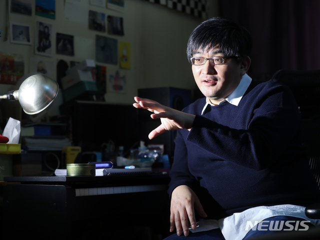 [서울=뉴시스] 조수정 기자 = 작사가 박창학이 20일 오후 서울 영등포구 작업실에서 뉴시스와 인터뷰에 앞서 포즈를 취하고 있다. 작사가 박창학은 오는 5월 재공연하는 뮤지컬 '안나 카레니나'에 참여한다. chocrystal@newsis.com