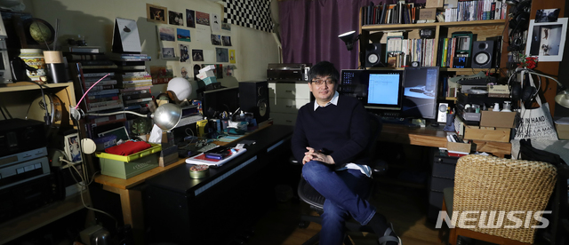【서울=뉴시스】조수정 기자 = 작사가 박창학이 20일 오후 서울 영등포구 작업실에서 뉴시스와 인터뷰에 앞서 포즈를 취하고 있다. 작사가 박창학은 오는 5월 재공연하는 뮤지컬 '안나 카레니나'에 참여한다. chocrystal@newsis.com