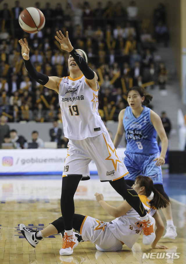 【용인=뉴시스】최진석 기자 = 25일 오후 경기 용인실내체육관에서 열린 '2018~2019 우리은행 WKBL 챔피언결정전' 3차전 KB스타즈와 삼성생명의 경기. KB스타즈 박지수가 슛을 쏘고 있다. 2019.03.25. myjs@newsis.com