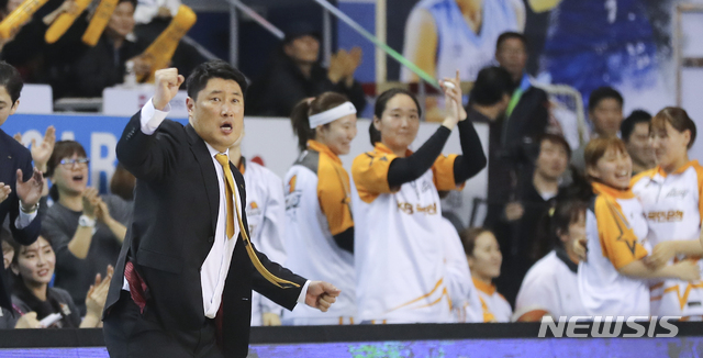 【용인=뉴시스】최진석 기자 = 25일 오후 경기 용인실내체육관에서 열린 '2018~2019 우리은행 WKBL 챔피언결정전' 3차전 KB스타즈와 삼성생명의 경기. KB스타즈 안덕수 감독이 기뻐하고 있다. 2019.03.25. myjs@newsis.com