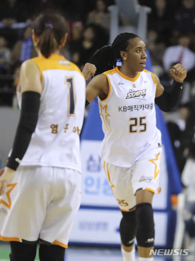 【용인=뉴시스】최진석 기자 = 25일 오후 경기 용인실내체육관에서 열린 '2018~2019 우리은행 WKBL 챔피언결정전' 3차전 KB스타즈와 삼성생명의 경기. KB스타즈 쏜튼이 득점 뒤 응원단을 향해 기뻐하고 있다. 2019.03.25. myjs@newsis.com