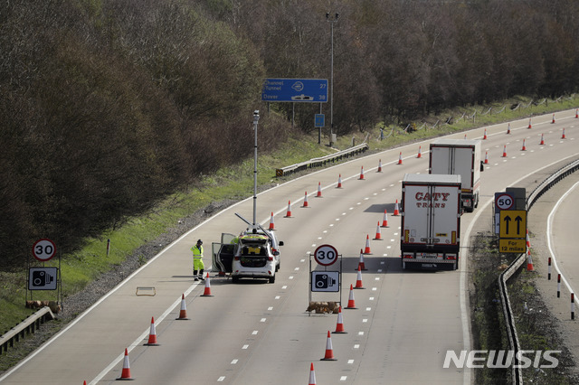 【홀링본=AP/뉴시스】영국 켄트주 홀링본 고속도로에서 25일(현지시간) 브렉시트 상황에 대한 연습이 진행되고 있다. 이번 연습은 노딜 브렉시트가 현실화됐을 때 켄트에서 페리나 유로터널을 이용해 유럽 대륙으로 건너갈 경우 벌어질 혼잡상황에 대비하기 위한 것이다. 2019.03.26 