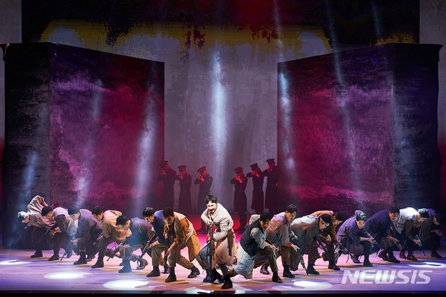 【경주=뉴시스】 이은희 기자 = 뮤지컬 '신흥무관학교'의 의병부대 장면. 2019.03.26. (사진= 경주문화재단 제공)photo@newsis.com
