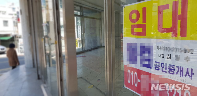 【거제=뉴시스】김성찬 기자 = 경남 거제시 고현동의 한 건물 1층 상가가 임대로 나온지 수개월째 주인을 만나지 못한 채 비어있다. 2019.03.26. kims1366@newsis.com