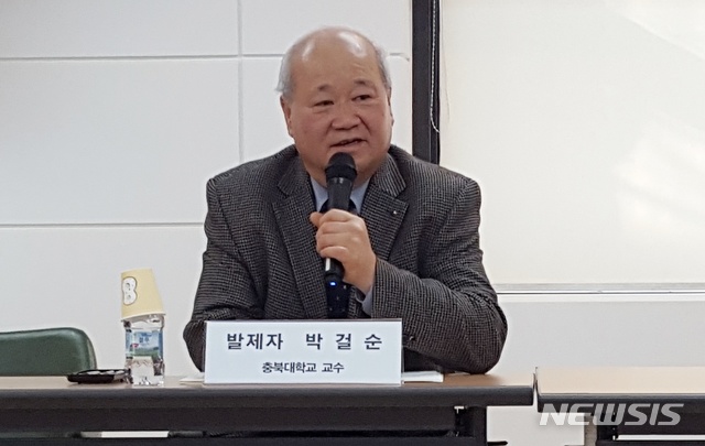 【청주=뉴시스】강신욱 기자 = 26일 오후 충북예술인회관에서 열린 충북문화예술포럼 정기포럼에서 박걸순 충북대 사학과 교수가 충북 출신 여성 독립운동가의 적극적인 발굴과 선양을 강조하고 있다. 2019.03.26. ksw64@newsis.com