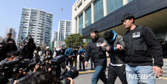 【안양=뉴시스】 고범준 기자 = 청담동 주식 부자로 불렸던 이희진씨 부모를 살해한 혐의를 받는 피의자 김다운이 26일 오후 경기 안양동안경찰서에서 기소의견으로 검찰에 송치되고 있다. 2019.03.26. bjko@newsis.com