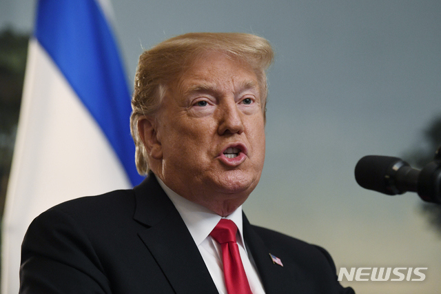 【워싱턴=AP/뉴시스】 도널드 트럼프 미국 대통령이 25일(현지시간) 로버트 뮬러 특검이 명예롭게 행동했다(acted honorably)고 평가했다. 트럼프 대통령이 이날 백악관에서 베냐민 네타냐후 이스라엘 총리와의 회담을 가진 뒤 기자들에게 말하고 있다. 2019.03.25