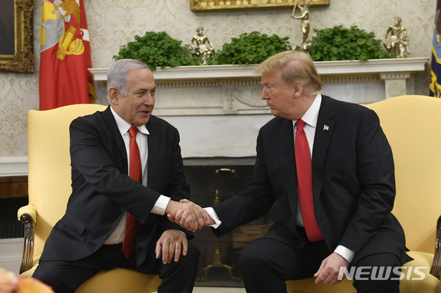 【워싱턴=AP/뉴시스】도널드 트럼프 미국 대통령이 지난 3월25일 백악관집무실에서 베냐민 네타냐후 이스라엘 총리와 악수하고 있다. 2019.10.10.