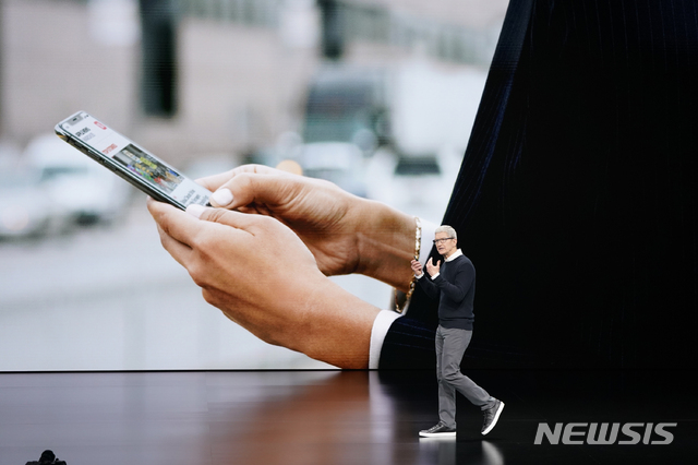 【쿠퍼티노(미 캘리포니아주)=AP/뉴시스】 애플이 25일(현지시간) 300개 이상의 잡지와 일부 큰 신문사들의 기사를 읽을 수 있도록 하는 뉴스 구독 서비스 '애플 뉴스 플러스(Apple News+)'를 공개했다. 팀 쿡 애플 최고경영자(CEO)가 새로운 '애플 뉴스+' 서비스에 대해 설명하고 있다. 2019.03.25 