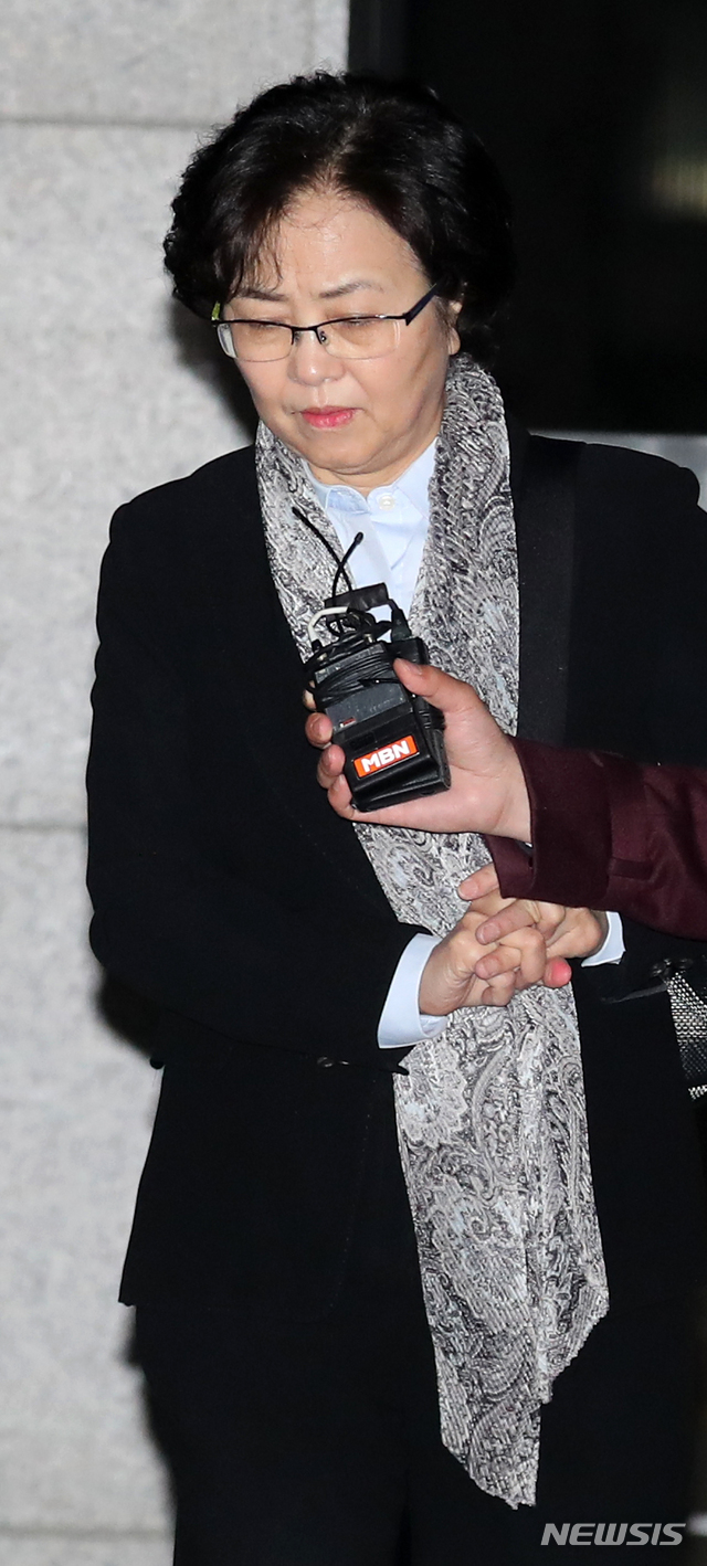 【서울=뉴시스】박주성 기자 = '환경부 블랙리스트' 사건으로 검찰이 김은경 전 환경부 장관에게 청구한 구속영장이 기각되어 26일 오전 김 전 장관이 서울 송파구 서울 동부구치소를 나서고 있다. 2019.03.26.&nbsp; park7691@newsis.com