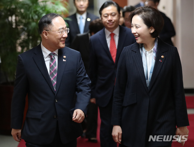 【서울=뉴시스】고승민 기자 = 홍남기 경제부총리와 유은혜 사회부총리 등 국무위원들이 26일 정부서울청사에서 열린 국무회의에 참석하고 있다. 2019.03.26. kkssmm99@newsis.com