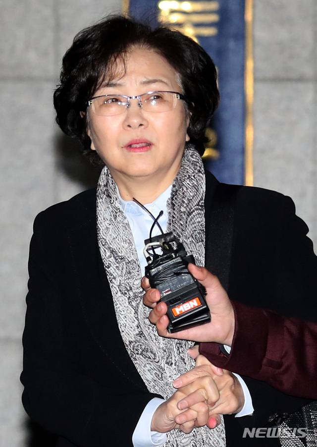 【서울=뉴시스】박주성 기자 = '환경부 블랙리스트' 사건으로 검찰이 김은경 전 환경부 장관에게 청구한 구속영장이 기각되어 26일 오전 김 전 장관이 서울 송파구 서울 동부구치소를 나서고 있다. 2019.03.26. park7691@newsis.com