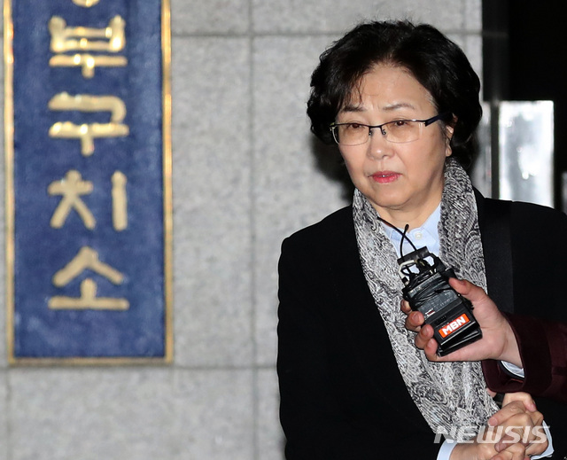 【서울=뉴시스】박주성 기자 = 26일 새벽 '환경부 블랙리스트' 구속영장이 기각된 김은경 전 환경부 장관이 서울 송파구 서울 동부구치소를 나서고 있다. 2019.03.26. park7691@newsis.com