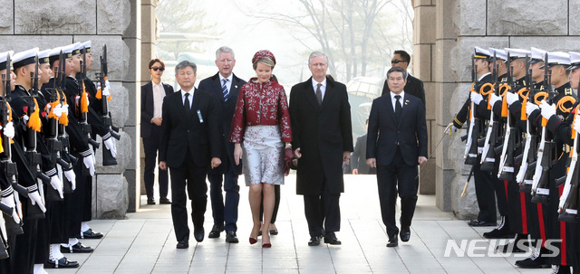 【서울=뉴시스】 전진환 기자 = 국빈 방한한 벨기에 필립 국왕 내외가 26일 오전 6.25전쟁 UN참전국 기념비에 헌화를 하기 위해 서울 용산구 전쟁기념관으로 들어오고 있다. 2019.03.26. amin2@newsis.com