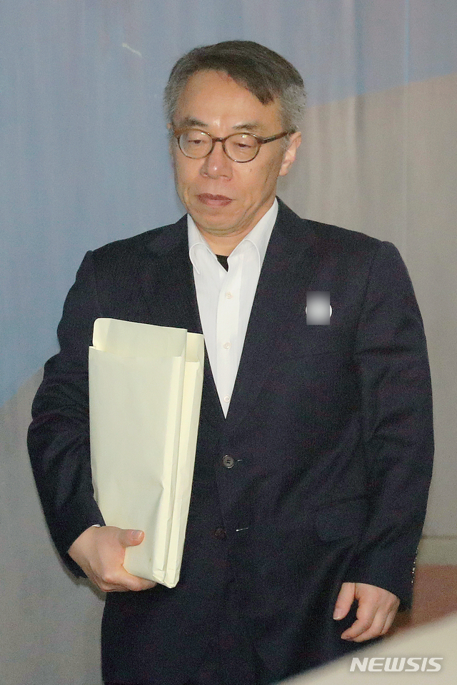 【서울=뉴시스】김병문 수습기자 = 사법농단 의혹으로 재판에 넘겨진 임종헌 전 법원행정처 차장이 26일 오전 서울 서초구 중앙지방법원에서 열린 3차 공판에 출석하고 있다. 2019.03.26. dadazon@newsis.com