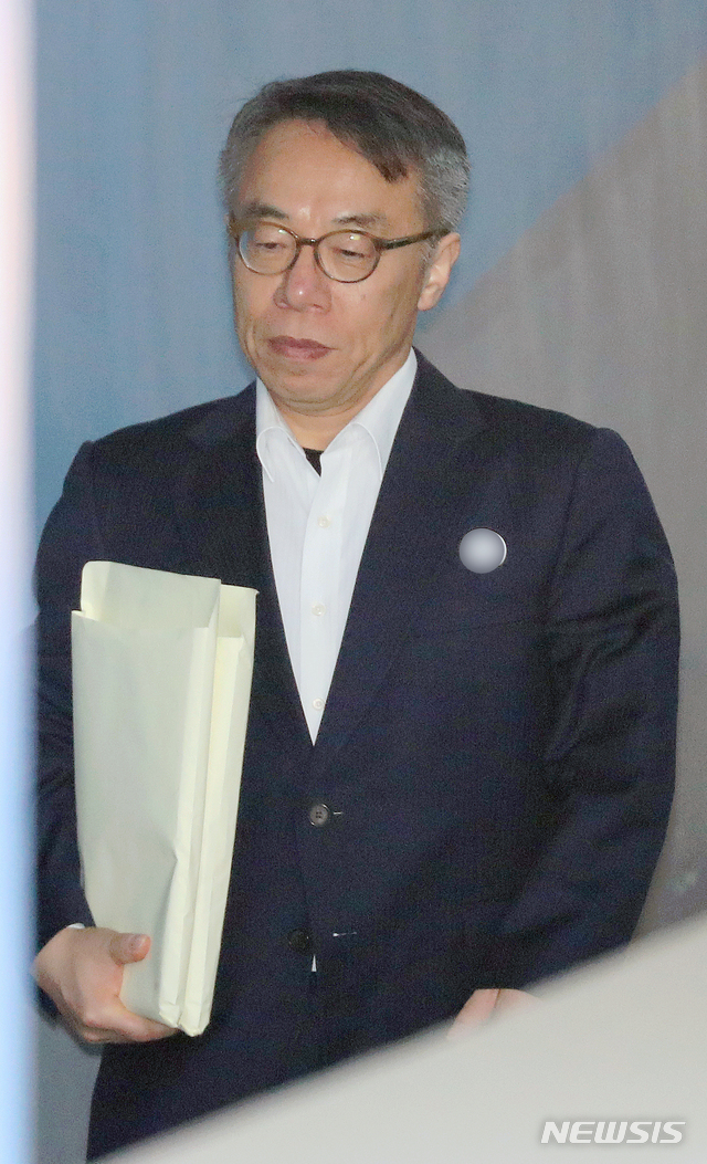 【서울=뉴시스】김병문 수습기자 = 사법농단 의혹으로 재판에 넘겨진 임종헌 전 법원행정처 차장이 26일 오전 서울 서초구 중앙지방법원에서 열린 3차 공판에 출석하고 있다. 2019.03.26. dadazon@newsis.com