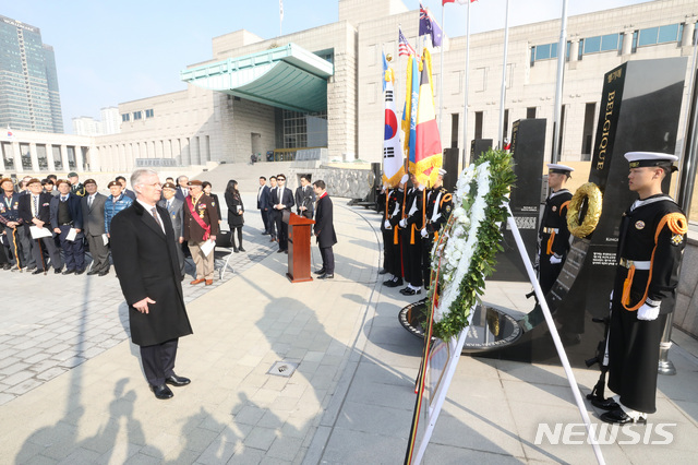 【서울=뉴시스】 전진환 기자 = 국빈 방한한 벨기에 필립 국왕 내외가 26일 오전 서울 용산구 전쟁기념관에서 6.25전쟁 UN참전국 기념비에 헌화하고 있다. 2019.03.26. amin2@newsis.com
