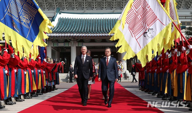 【서울=뉴시스】전신 기자 = 문재인 대통령과 필립 벨기에 국왕이 26일 청와대 본관 앞에서 전통의장대를 통과하며 공식환영식에 입장하고 있다. 2019.03.26.&nbsp; photo1006@newsis.com 