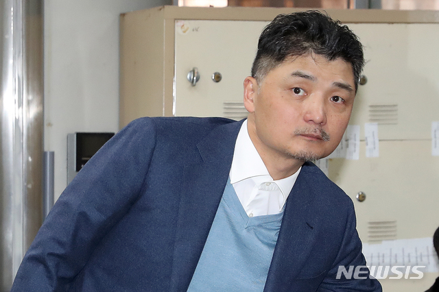 [서울=뉴시스]김병문 기자 = 김범수 카카오 의장이 지난해 3월26일 서울중앙지법에서 열린 공판에 출석하고 있다. 2019.03.26. dadazon@newsis.com
