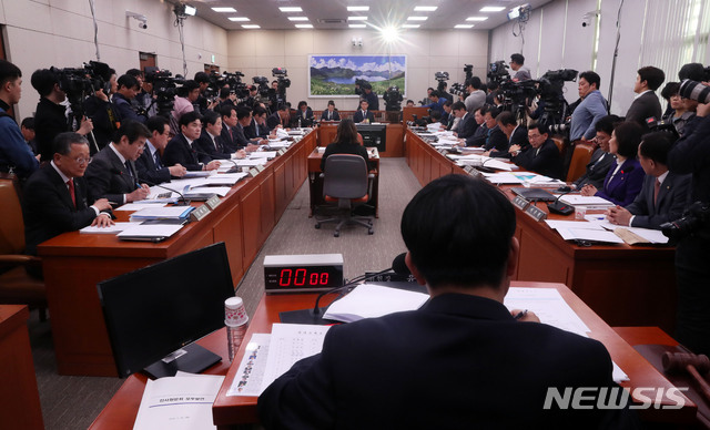 【서울=뉴시스】홍효식 기자 = 26일 오전 서울 여의도 국회 외교통일위원회 회의실에서 김연철 통일부 장관 후보자의 인사청문회가 진행되고 있다. 2019.03.26. yesphoto@newsis.com