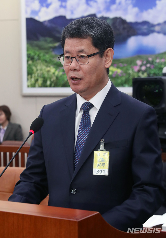 【서울=뉴시스】홍효식 기자 = 김연철 통일부 장관 후보자가 26일 오전 서울 여의도 국회 외교통일위원회 회의실에서 열린 인사청문회에서 인사말을 하고 있다. 2019.03.26. yesphoto@newsis.com