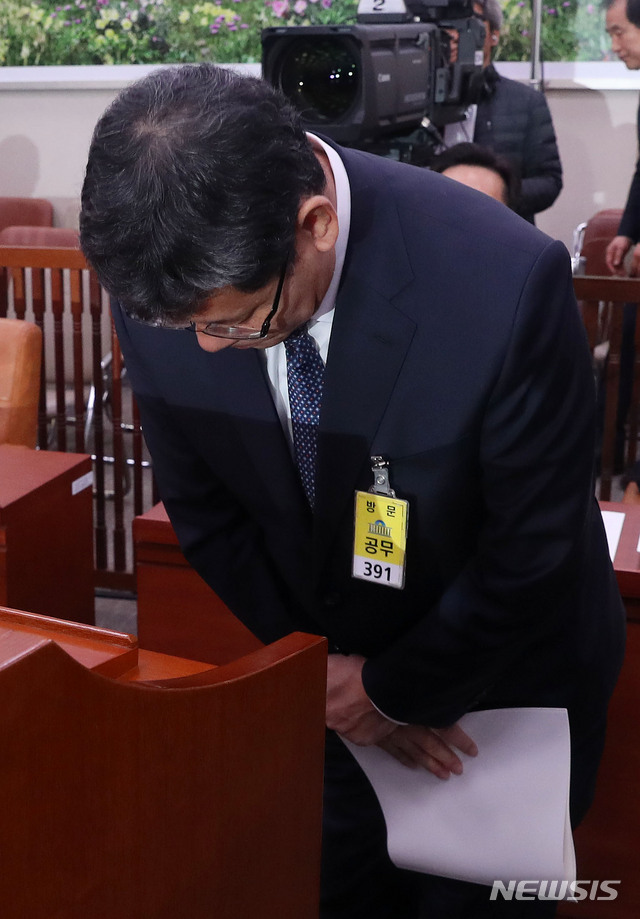 【서울=뉴시스】홍효식 기자 = 김연철 통일부 장관 후보자가 26일 오전 서울 여의도 국회 외교통일위원회 회의실에서 열린 인사청문회에서 인사말에 앞서 고개숙여 인사하고 있다. 2019.03.26. yesphoto@newsis.com