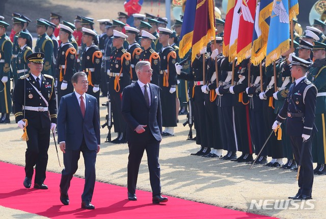 【서울=뉴시스】전신 기자 = 문재인 대통령과 필립 벨기에 국왕이 26일 청와대 대정원에서 열린 공식환영식에서 의장대를 사열하고 있다. 2019.03.26.&nbsp; photo1006@newsis.com 