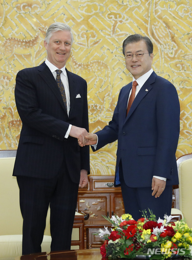 【서울=뉴시스】전신 기자 = 문재인 대통령이 26일 청와대 본관에서 열린 한-벨기에 소규모 정상회담에서 한국을 국빈 방문중인 필립 벨기에 국왕과 악수하고 있다. 2019.03.26.&nbsp; photo1006@newsis.com